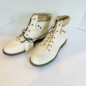 NWT St. John's Bay Women’s Size 10 WIDE Shae Cream Lace Up Hiking Boots